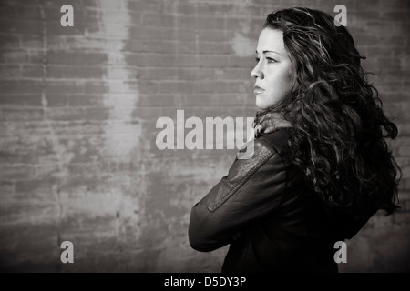 Giovane donna in piedi in vicolo Foto Stock