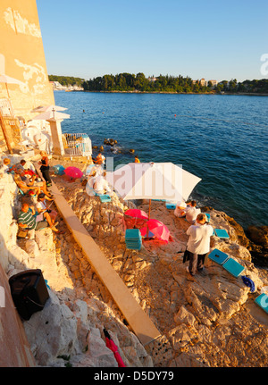 Rovigno Croazia. Cocktail popolari dal mare bar nella città vecchia Foto Stock