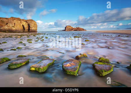 Le pietre miliari sulla spiaggia a Perranporth acquisiti utilizzando un lungo la velocità dello shutter a sfumare l'acqua circostante Foto Stock