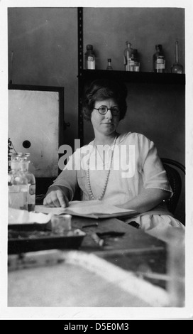 Elizabeth M. luminose, seduta in laboratorio Foto Stock