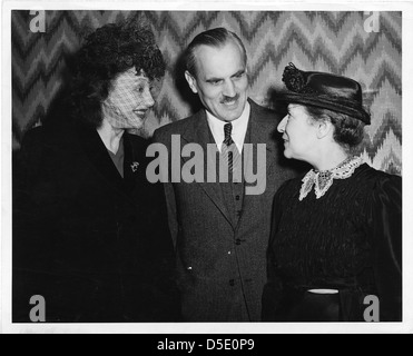 Lise Meitner (1878-1968), in piedi all incontro con Arthur H. Compton e Katherine Cornell Foto Stock