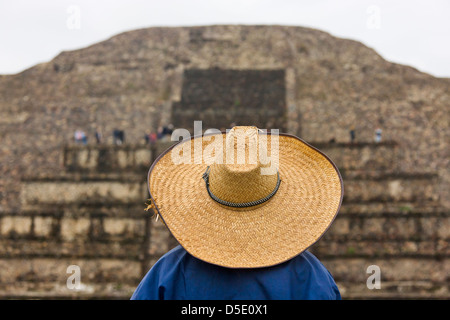 Uomo messicano indossando cappello di paglia con la Piramide del Sole, Teotihuacan rovine (Patrimonio Mondiale UNESCO), vicino a Città del Messico, Messico Foto Stock