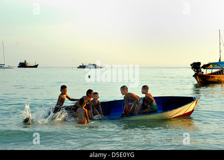 Bambini che giocano come la luce si affievolisce veloce sull isola di Lipe Satun in Thailandia il 8/11/2012 Foto Stock