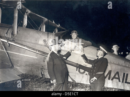 Fotografia di posta aerea del pilota James Hill pronto per transcontinental volo notturno Foto Stock