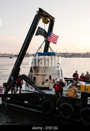 SpaceX Dragon della capsula si è visto poco dopo il loro arrivo in un porto dopo gli spruzzi verso il basso fuori la Baja California Marzo 27, 2013 vicino a Los Angeles, California. Foto Stock