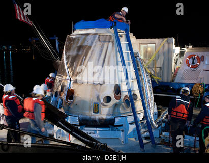 SpaceX Dragon della capsula si è visto poco dopo il loro arrivo in un porto dopo gli spruzzi verso il basso fuori la Baja California Marzo 27, 2013 vicino a Los Angeles, California. Foto Stock