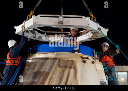 SpaceX Dragon della capsula si è visto poco dopo il loro arrivo in un porto dopo gli spruzzi verso il basso fuori la Baja California Marzo 27, 2013 vicino a Los Angeles, California. Foto Stock