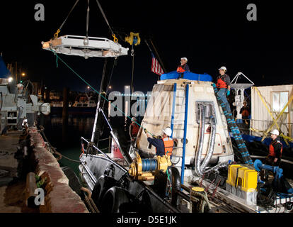 SpaceX Dragon della capsula si è visto poco dopo il loro arrivo in un porto dopo gli spruzzi verso il basso fuori la Baja California Marzo 27, 2013 vicino a Los Angeles, California. Foto Stock