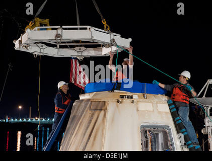 SpaceX Dragon della capsula si è visto poco dopo il loro arrivo in un porto dopo gli spruzzi verso il basso fuori la Baja California Marzo 27, 2013 vicino a Los Angeles, California. Foto Stock