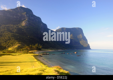 Gli amanti Bay, dominato da Mt Lidgbird e Mt Gower, Isola di Lord Howe, Australia Foto Stock