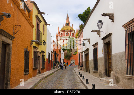 Edificio in stile coloniale e la strada di ciottoli, San Miguel De Allende, Messico Foto Stock