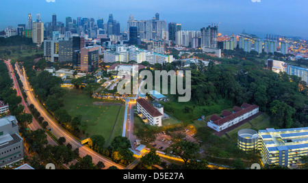 Singapore skyline della città di Bukit Timah Central Expressway CTE a sera ora blu Panorama Foto Stock