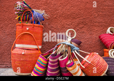 Cestini colorati sulla strada, San Miguel De Allende, Messico Foto Stock