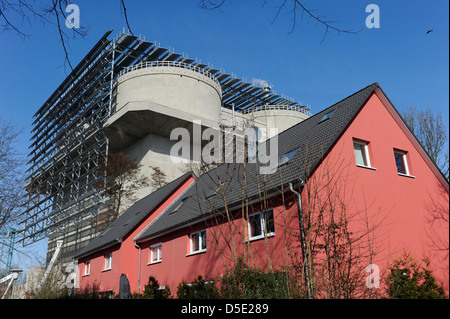 Germania Amburgo, salone IBA, un vecchio bunker di guerra è cambiato in un progetto energetico, installazione di moduli solari Foto Stock