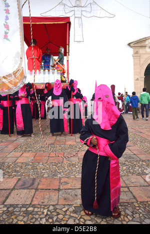 Bambino mascherato in penitenza Costume per Pasqua, una antica tradizione ispanica. Tunja, Boyacá, Ande, Colombia, Sud America Foto Stock