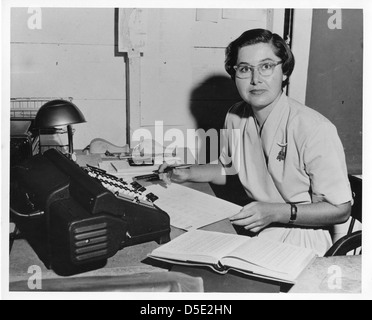 L'astronoma Elizabeth Roemer viene vista alla sua scrivania presso l'Osservatorio Lick dell'Università della California nel 1963, riflettendo il suo lavoro in astronomia e il suo contributo alla ricerca scientifica. Foto Stock