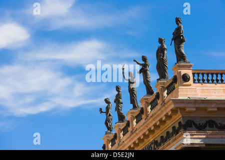 Statue sul tetto del Teatro Juarez. Guanajuato, Messico Foto Stock