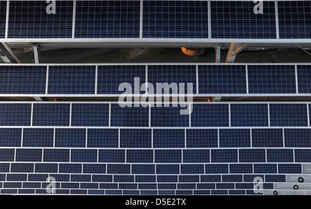 Germania Amburgo, salone IBA, un vecchio bunker di guerra è cambiato in un progetto energetico, installazione di moduli solari Foto Stock