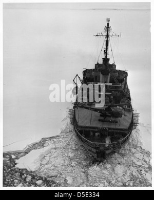 Icebreaker con attrezzature in Antartide Foto Stock