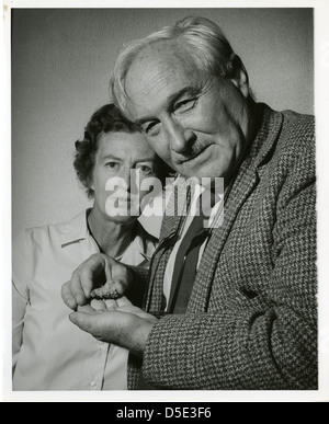 (Da sinistra a destra): Mary Douglas Nicol Leakey (1913-1996) e suo marito Louis Seymour Bazett Leakey (1903-1972) Foto Stock