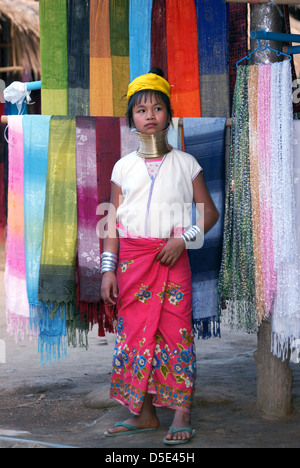 Ragazza giovane lungo collo Karen hill tribe tathon Village Chiang Mai nel nord della Thailandia Foto Stock