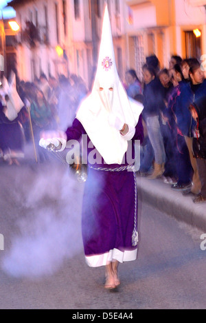 Uomo Mascherato in penitenza Costume per Pasqua, una antica tradizione ispanica. Tunja, Boyacá, Ande, Colombia, Sud America Foto Stock
