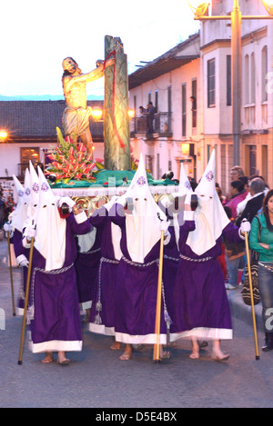Uomini mascherati nella Penitenza Costume per Pasqua, una antica tradizione ispanica. Tunja, Boyacá, Ande, Colombia, Sud America Foto Stock
