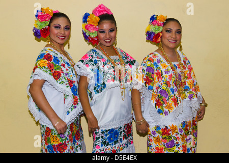 Ragazze messicano nel tradizionale abito ricamato, Merida, Yucatan Stato, Messico Foto Stock