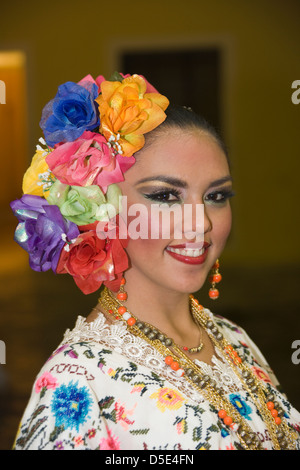 Ragazze messicano nel tradizionale abito ricamato, Merida, Yucatan Stato, Messico Foto Stock