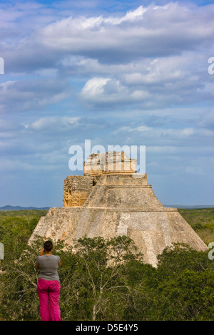 I turisti fotografare il mago piramide, Uxmal, Yucatan, Messico Foto Stock