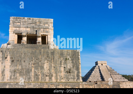 La grande palla con il tempio di Kukulkan (spesso chiamato El Castillo), Chichen Itza, Yucatan, Messico Foto Stock