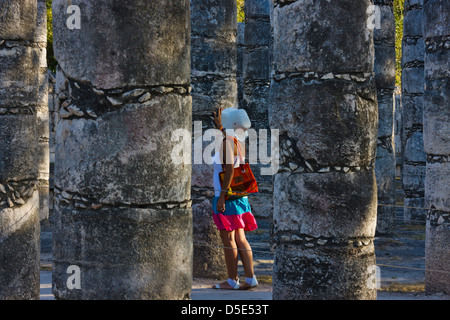 Tourist guardando le colonne del Tempio dei Guerrieri, Chichen Itza, Yucatan, Messico Foto Stock