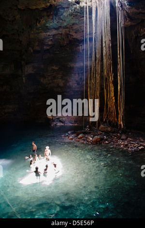 I turisti in Cenote Samula, sulla penisola dello Yucatan in prossimità della città di Valladolid, Messico Foto Stock