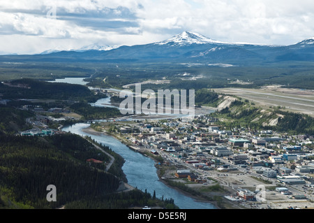 Una veduta aerea con elicottero della città di Whitehorse, Yukon River e Golden Horn Mountain, nel territorio dello Yukon, Canada. Foto Stock