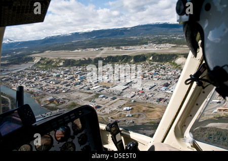 Una veduta aerea con elicottero della città di Whitehorse, l'aeroporto e il fiume di Yukon nel territorio dello Yukon, Canada. Foto Stock