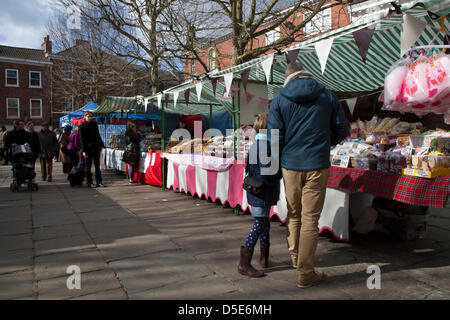 La città di York, nello Yorkshire, Regno Unito Buon Venerdì 29 Marzo, 2013. Gli acquirenti e le bancarelle alla speciale Pasqua annuale Artigianato e cibo Fayre tenutosi a San Sampson Square e il Parlamento Street dove i venditori ambulanti presentano la loro mercanzia riempiendo le strade con il gusto e i profumi di una buona tariffa dello Yorkshire. Foto Stock