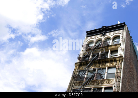 Vista esterna di una New York appartamento arenaria blocco contro il cielo blu Foto Stock