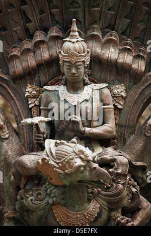 Statua del dio Shiva su Garuda animale, Bali, Indonesia Foto Stock