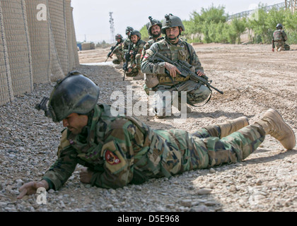 Afghan commandos da Operazioni Speciali Kandak cerca una improvvisata dispositivo esplosivo durante le tecniche di rivelazione della formazione Marzo 14, 2013 nel distretto di rondella, provincia di Helmand, Afghanistan. Foto Stock