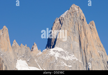 La vetta del Monte Fitz Roy (Cerro Chaltén, Cerro Fitz Roy, Monte Fitz Roy, Mount Fitzroy) da sud-est. Foto Stock