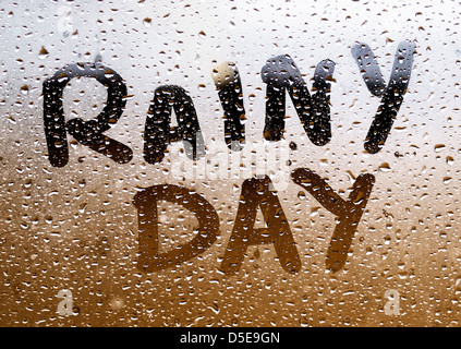 Il testo "Rainy day" scritto in un cristallo con tante gocce. Foto Stock
