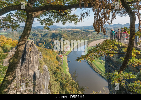 Vista dalla formazione di roccia Bastei (Bastion) a health resort Rathen, nei pressi di Dresda e il fiume Elba, in Sassonia, Germania, Europa Foto Stock