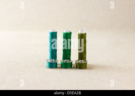 Tre bobine di filo con abbinamento di macchina per cucire bobine Foto Stock