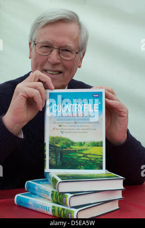 Stamford, Lincolnshire, Regno Unito. Il 30 marzo 2013. TV presentatore John Craven segni il suo libro presso la Mole Paese store a Stamford, Lincolnshire. Credito: Tim Scrivener/Alamy Live News Foto Stock