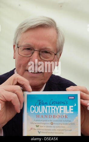 Stamford, Lincolnshire, Regno Unito. Il 30 marzo 2013. TV presentatore John Craven segni il suo libro presso la Mole Paese store a Stamford, Lincolnshire. Credito: Tim Scrivener/Alamy Live News Foto Stock