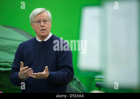 Stamford, Lincolnshire, Regno Unito. Il 30 marzo 2013. TV presentatore John Craven segni il suo libro presso la Mole Paese store a Stamford, Lincolnshire. Credito: Tim Scrivener/Alamy Live News Foto Stock