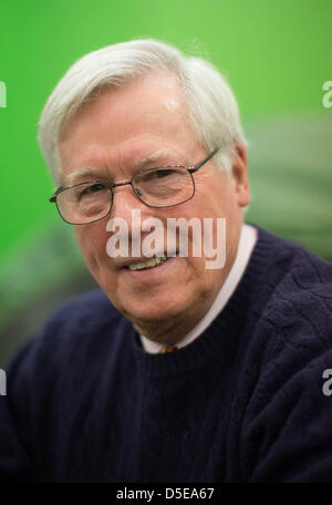 Stamford, Lincolnshire, Regno Unito. Il 30 marzo 2013. TV presentatore John Craven segni il suo libro presso la Mole Paese store a Stamford, Lincolnshire. Credito: Tim Scrivener/Alamy Live News Foto Stock