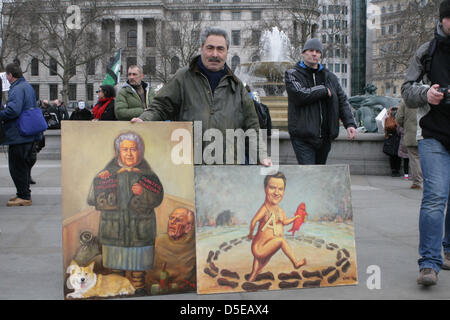 Londra REGNO UNITO. Il 30 marzo 2013. Kaya Marr visualizza le sue ultime opere satirico come persone contrarie al governo della camera da letto Imposte raccogliere in Trafalgar Square per protestare contro la politica. La maggior parte delle manifestazioni di protesta sono state organizzate da sinistra del lavoro think tank con altri che coinvolgono i SNP, verdi e SWP insieme con diversi mestieri dei consigli e dei sindacati. L'azione arriva a partire dal mese di aprile 2013, il governo sta introducendo nuove regole per limitare la quantità di beneficiare le persone possono richiedere per ogni camera da letto se sono affittare la loro casa. La quantità che può essere richiesta sarà basato sul numero di PEO Foto Stock