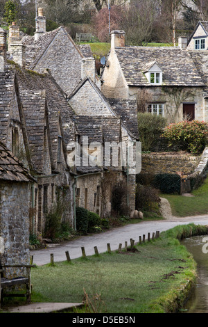 Selezione di foto che mostra Cotswold pietra che viene utilizzato nella costruzione di edifici nel mondo famoso villaggio in Cotswolds chiamato Bibury.Tourist Hotspot. Foto Stock