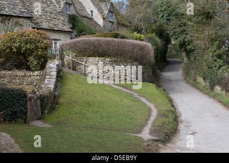 Selezione di foto che mostra Cotswold pietra che viene utilizzato nella costruzione di edifici nel mondo famoso villaggio in Cotswolds chiamato Bibury.Tourist Hotspot. Foto Stock